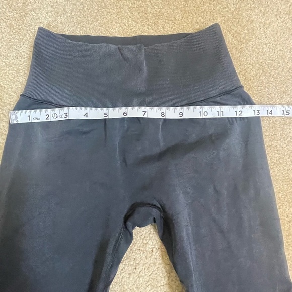 GYMSHARK black textured leggings with designs on front size XS - Picture 2 of 8